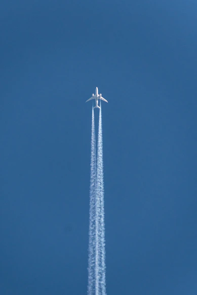 plane doing contrail show