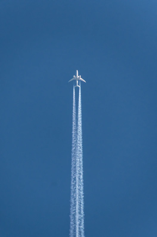plane doing contrail show