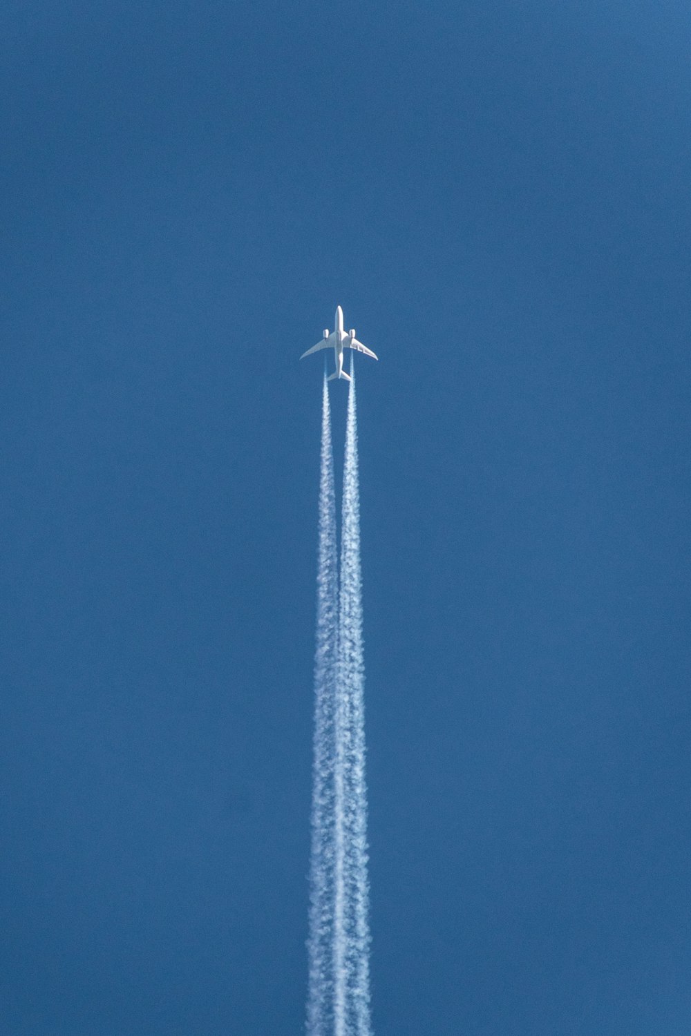 plane doing contrail show