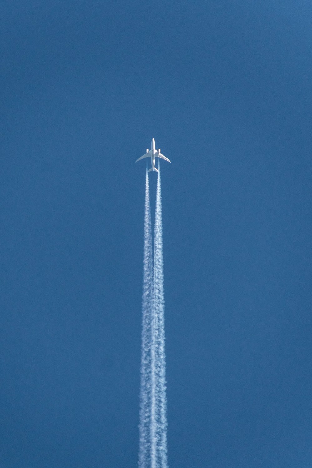 avion faisant le spectacle de traînée de condensation