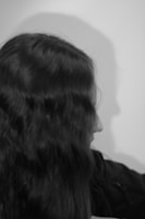 Before and after photo showing the effect of escova progressiva on wavy hair.