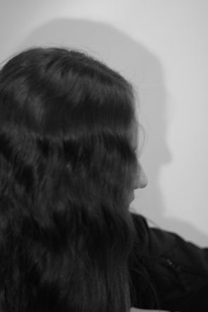 Before and after photo showing the effect of escova progressiva on wavy hair.