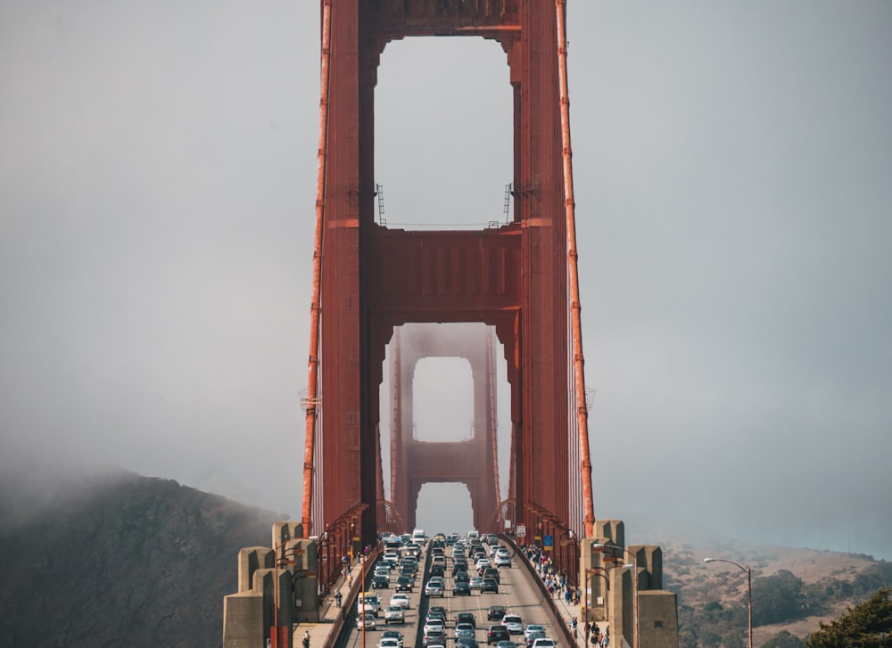 lot de véhicule sur le Golden Gate Bridge