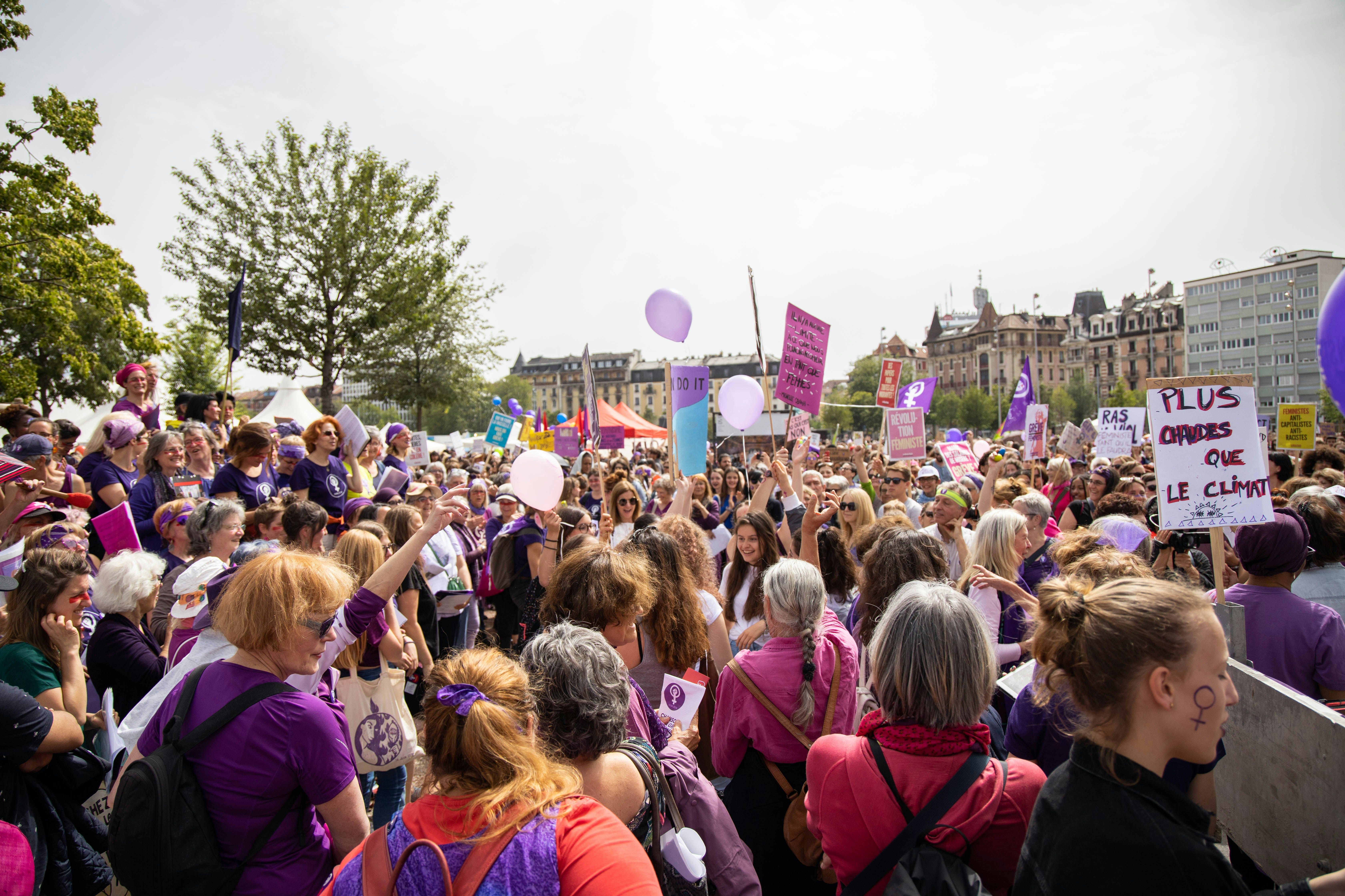 Massive Demonstration in Geneva Against G7 Summit Ahead of Leaders' Meeting in France