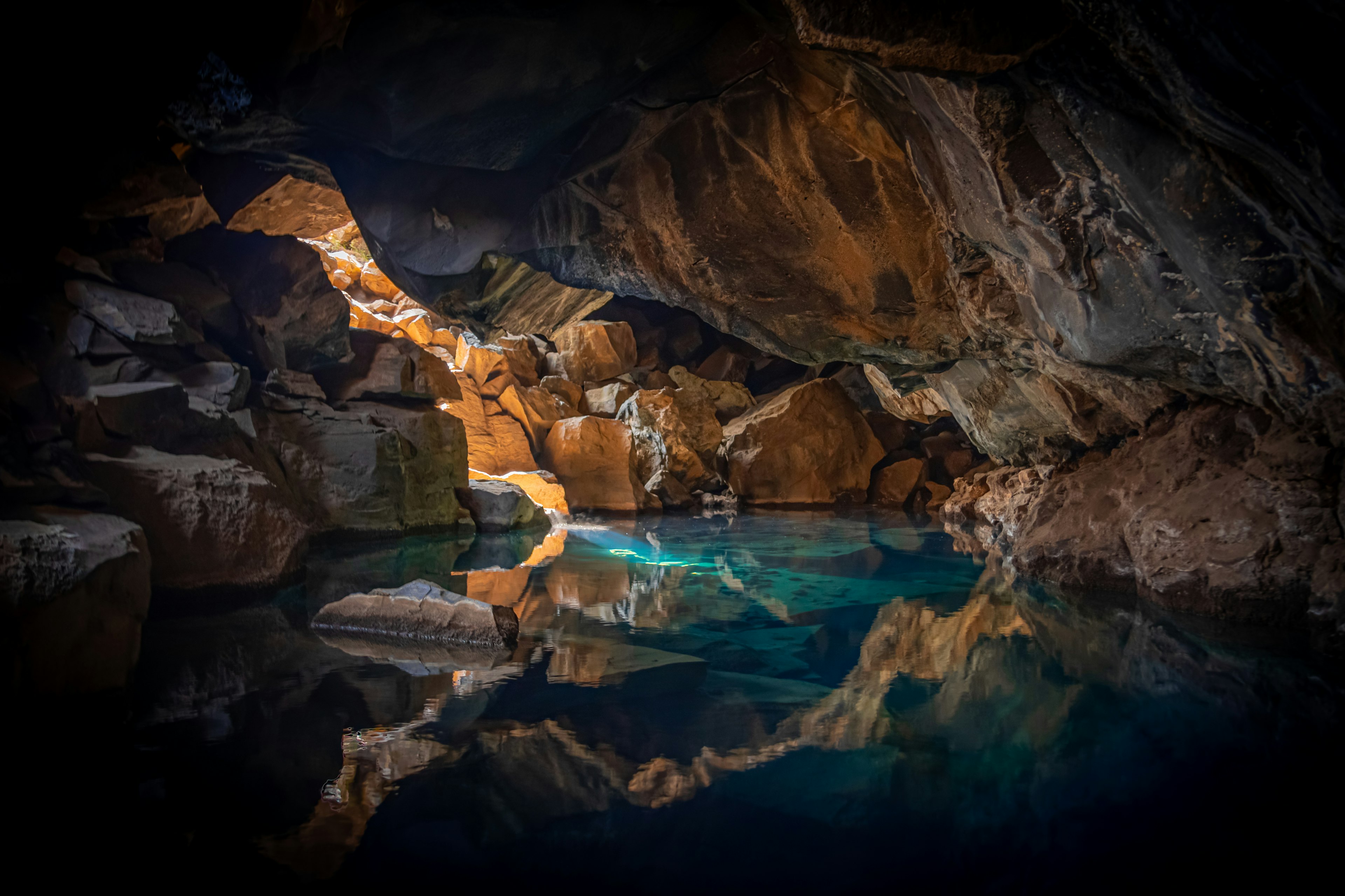 una caverna con all'interno una piscina naturale, simile a quella che si può osservare alla cueva saturno di varadero