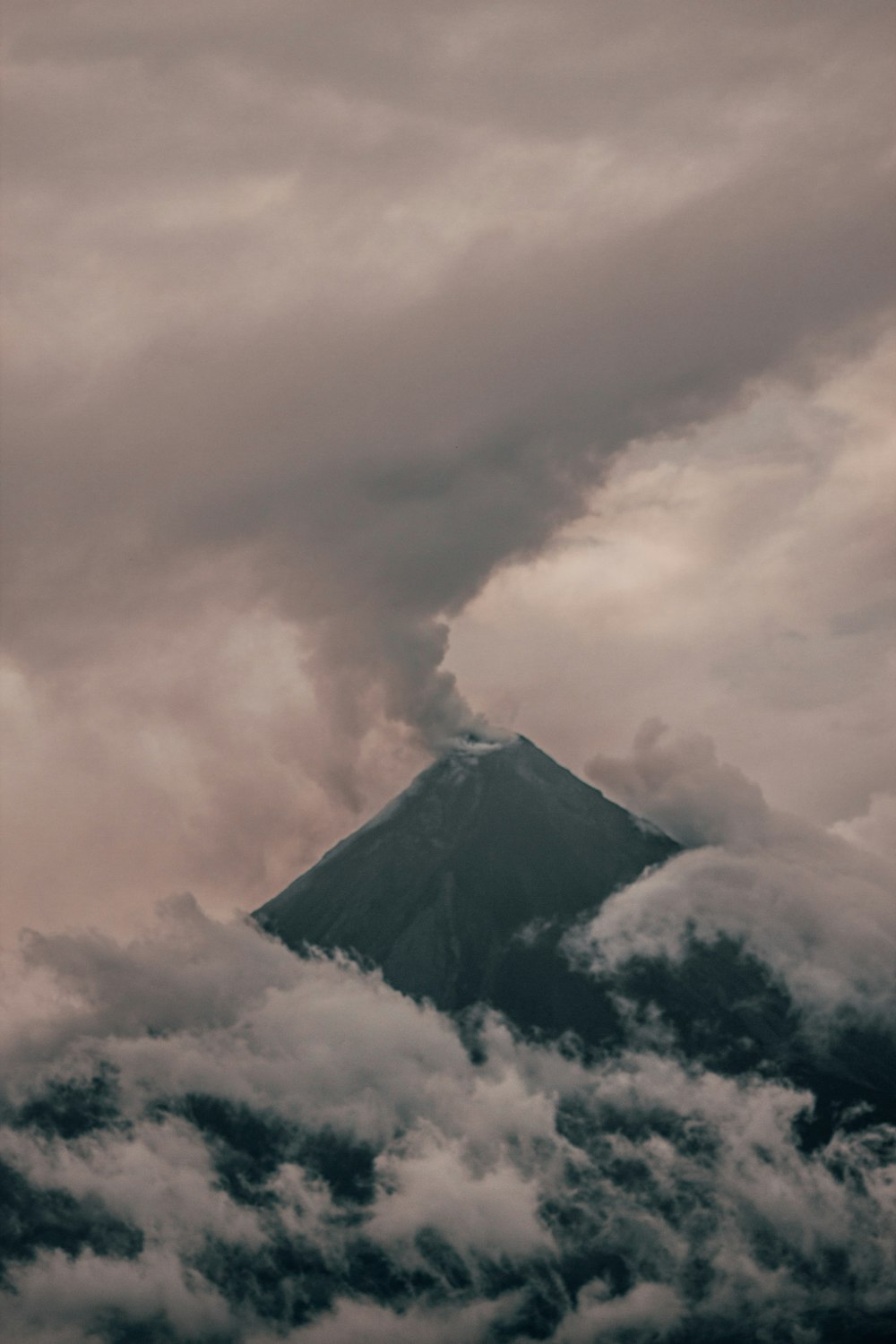 foto ad alto angolo di montagna