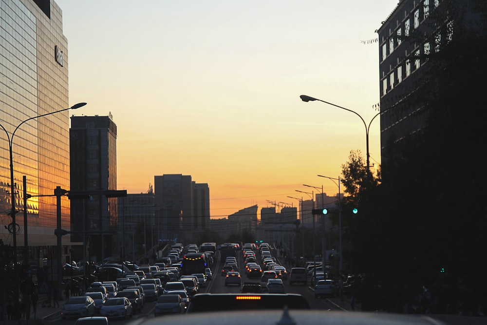 Paysage d’une route avec des voitures au lever du soleil