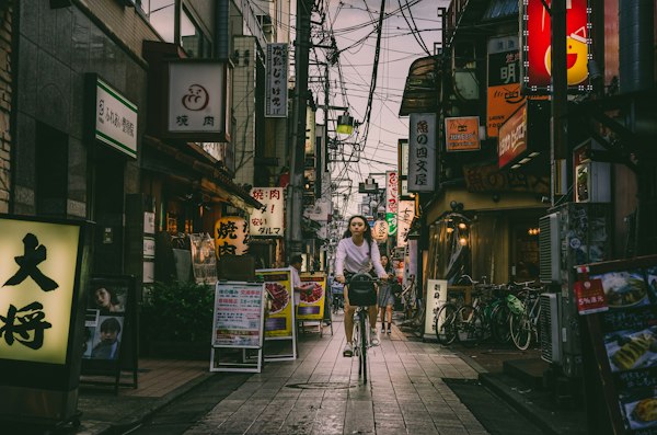 東京で自転車に乗る人