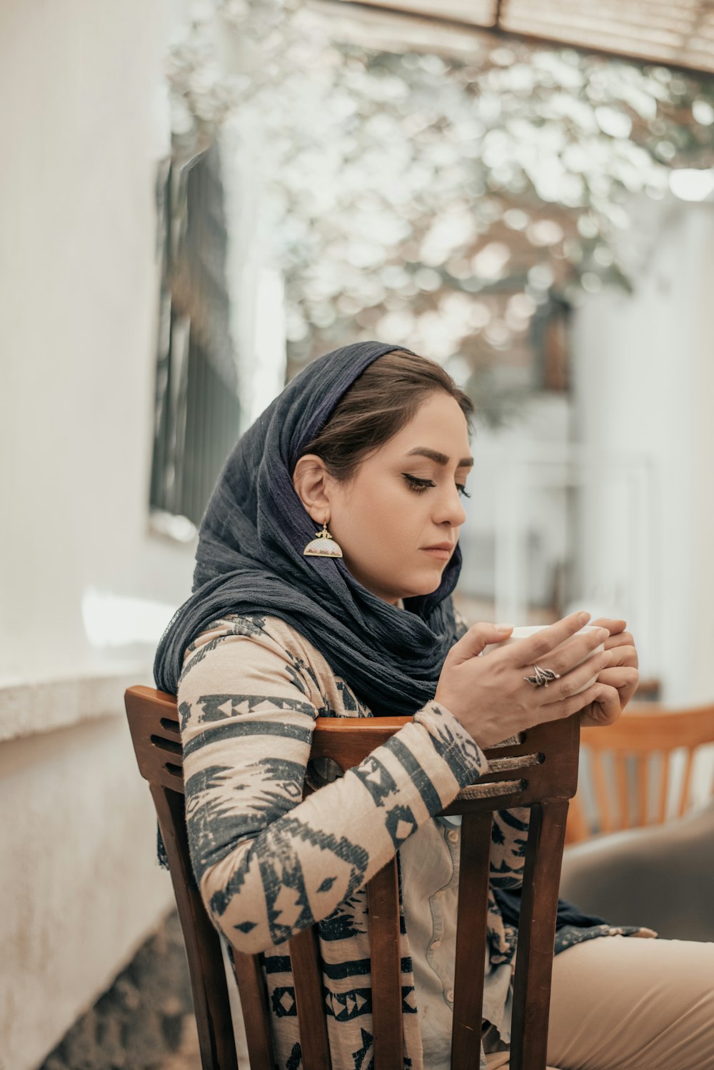 woman sitting on chiar