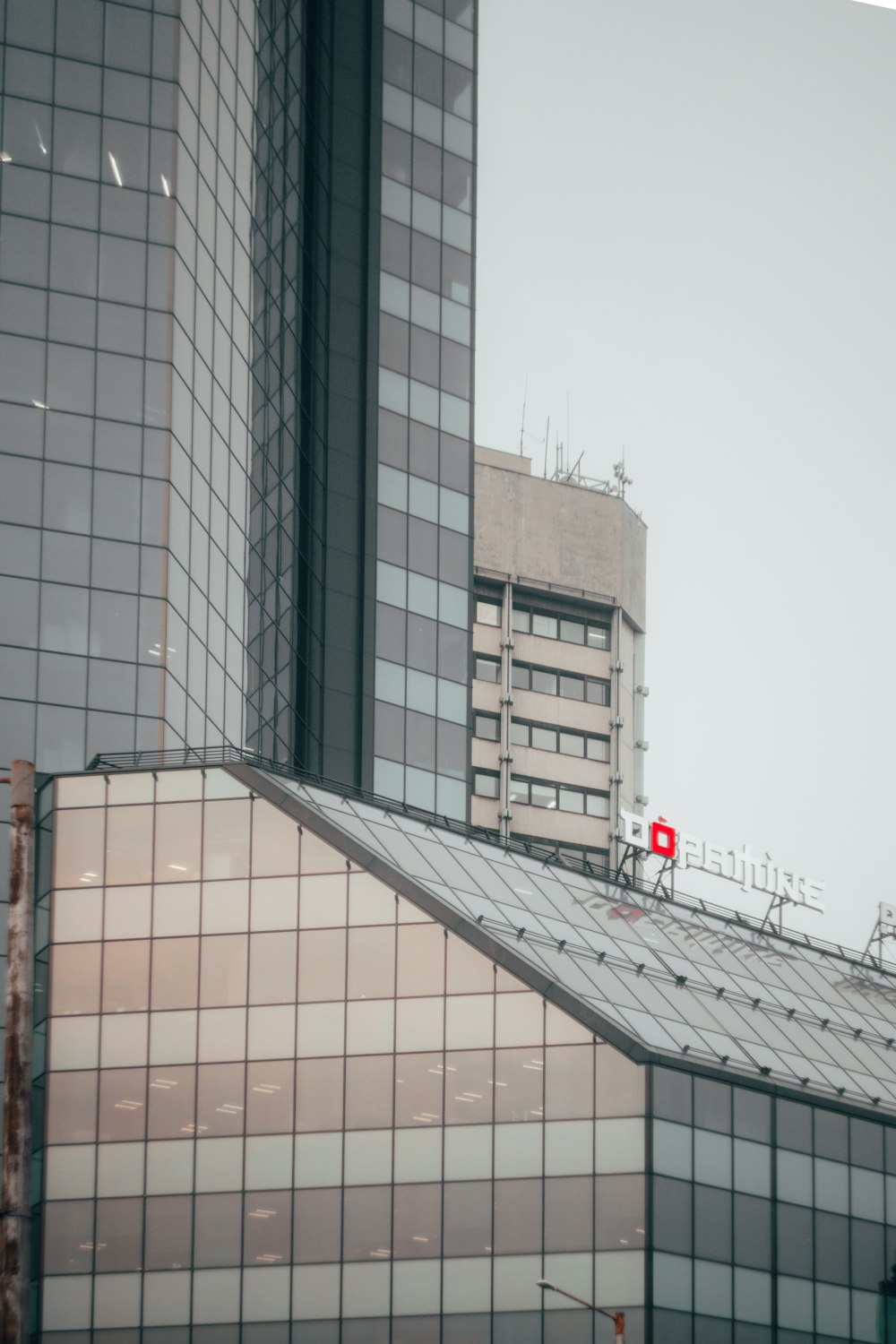 edifício cinzento de metal e vidro