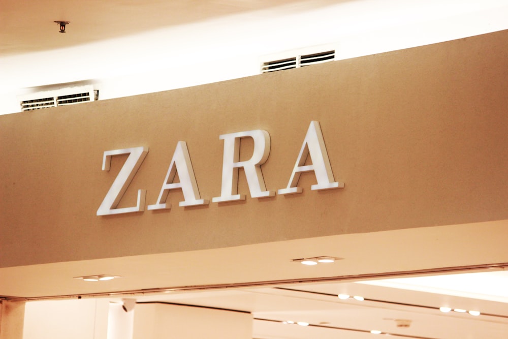 Sinalização Zara dentro do edifício