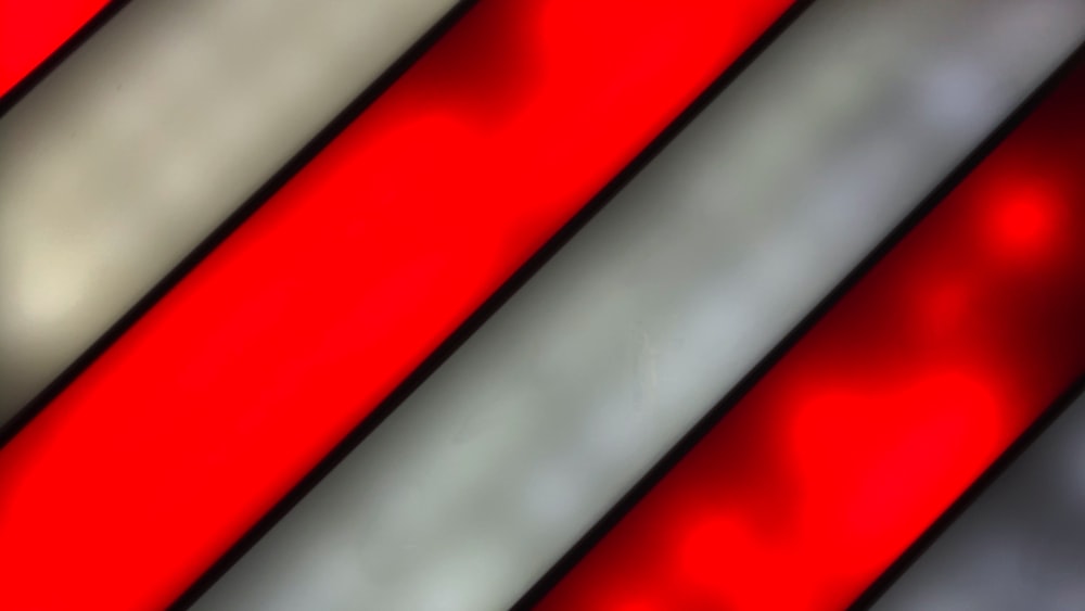 Eine Nahaufnahme einer rot-weiß gestreiften Wand