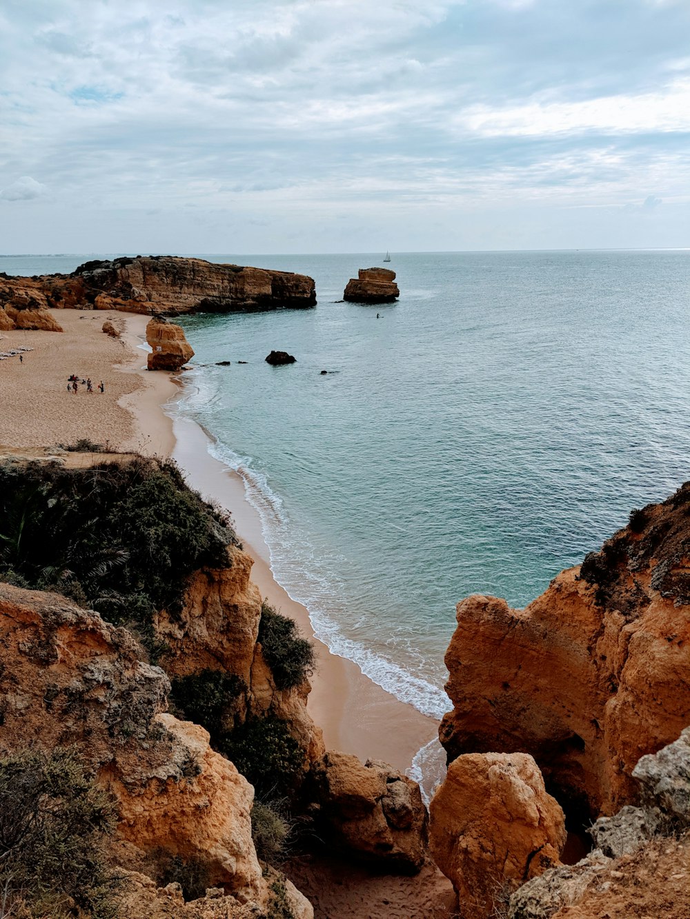 Photographie aérienne de la mer sous un ciel nuageux pendant la journée