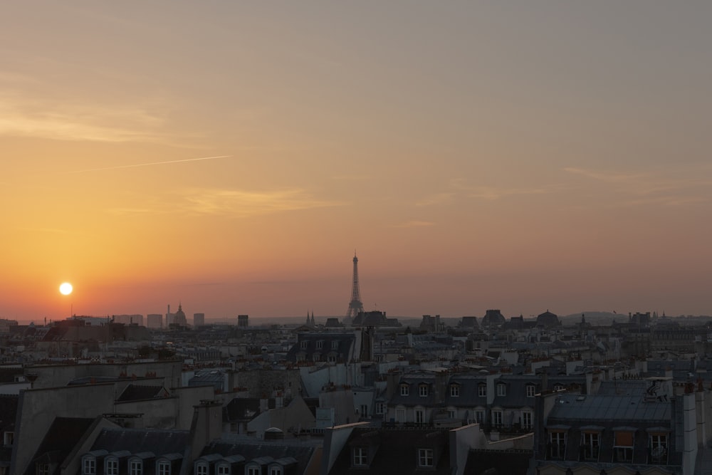 골든 아워 동안 에펠탑이 내려다보이는 건물의 항공 사진