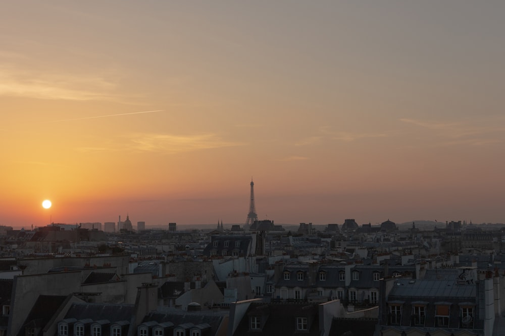 fotografía aérea de edificios con vistas a la Torre Eiffel durante la hora dorada