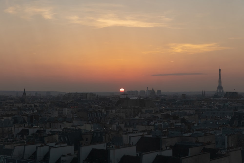 Luftaufnahmen von Gebäuden mit Blick auf den Eiffelturm während der goldenen Stunde