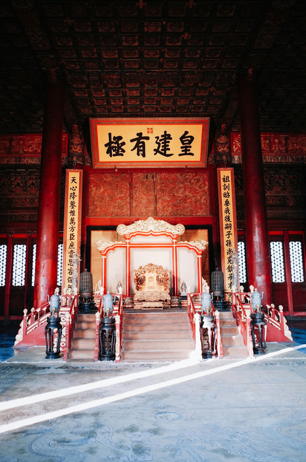 edificio japonés rojo