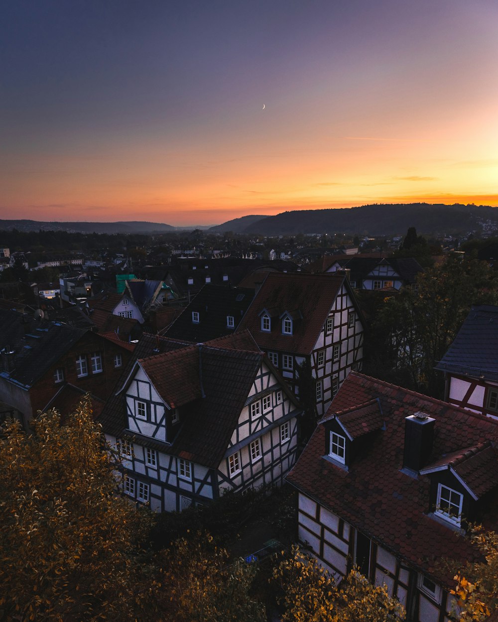 Luftaufnahmen von Häusern während der goldenen Stunde