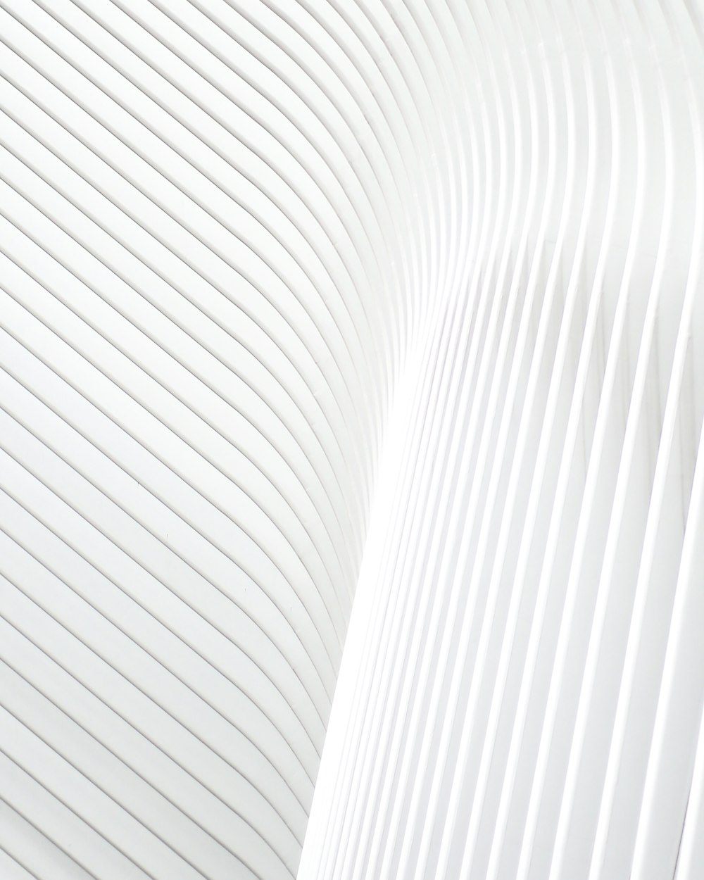 Un primer plano de una pared blanca con líneas onduladas