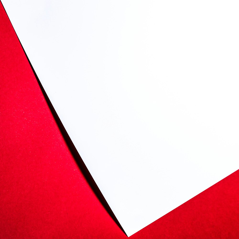 Un primer plano de un pedazo de papel sobre una superficie roja