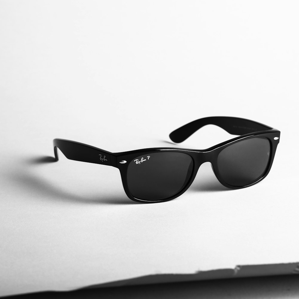 검은색 Ray-Ban wayfarer 선글라스의 얕은 초점 사진