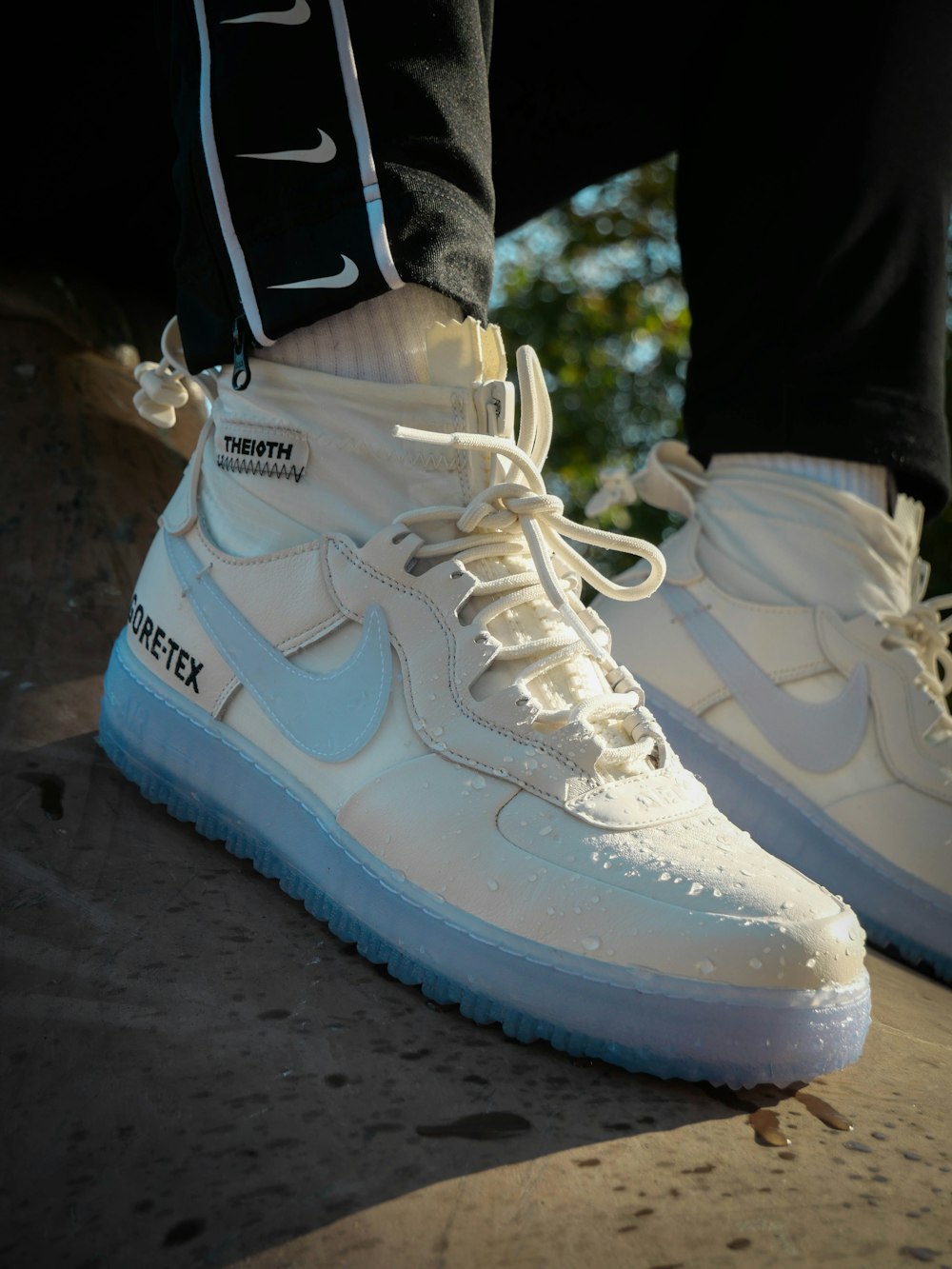 Foto Par de zapatillas bajas nike blancas con cordones – Imagen Nueva york  gratis en Unsplash
