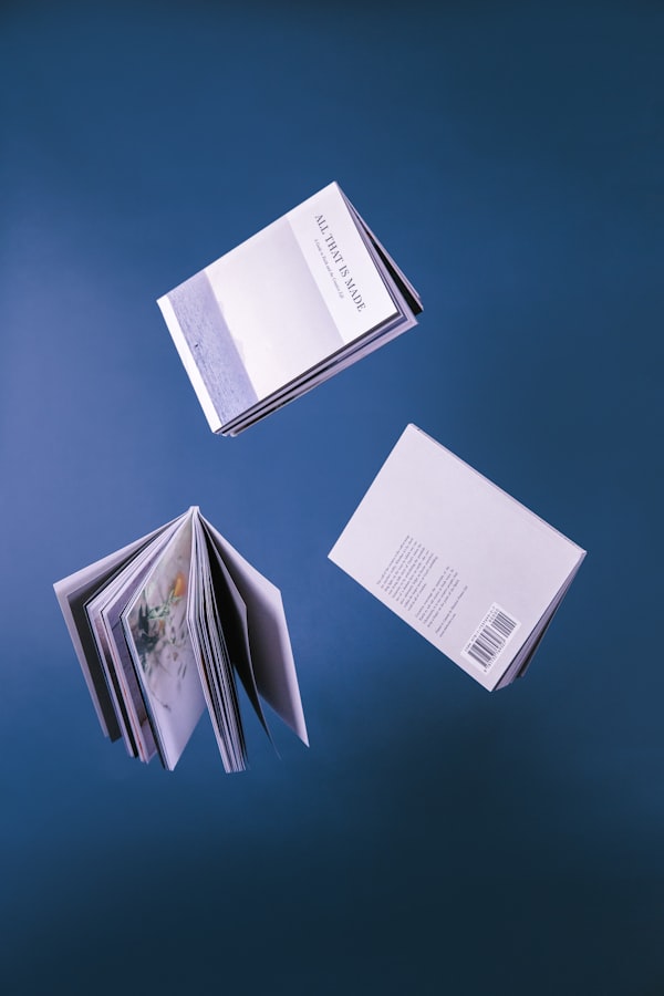 Aufgeschlagenes Magazin im Editorial-Stil