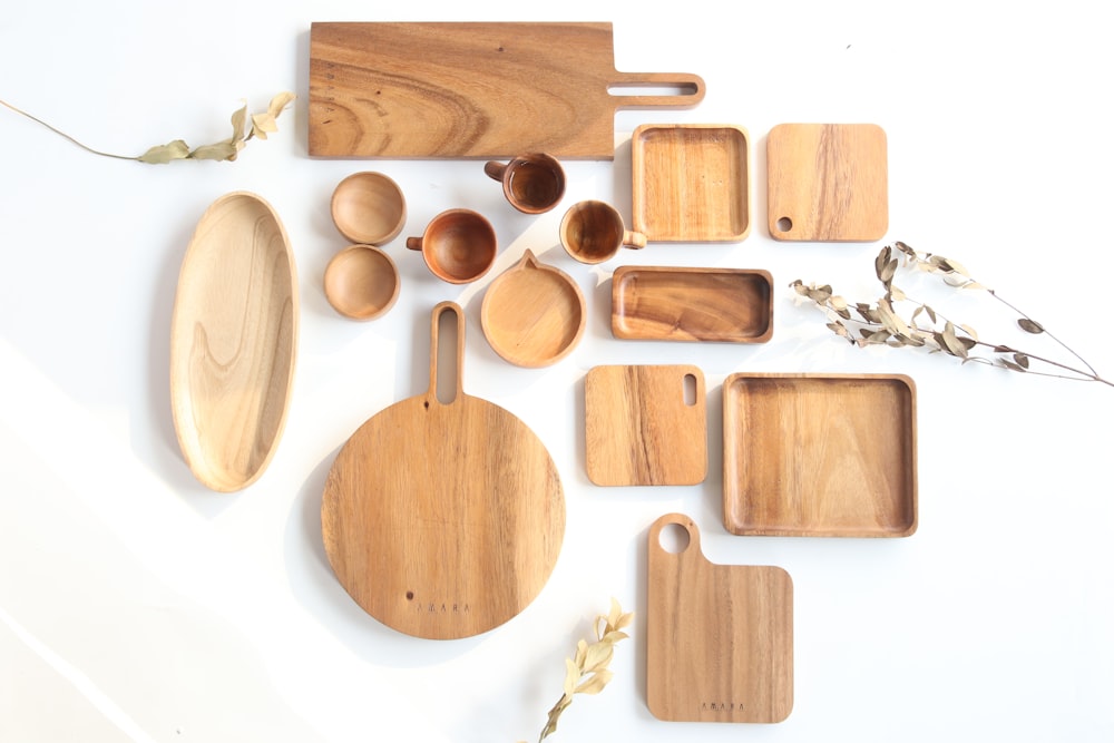 さまざまな形状とサイズの木製の台所用品の上面図