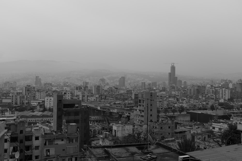 Une photo en noir et blanc d’un horizon de la ville