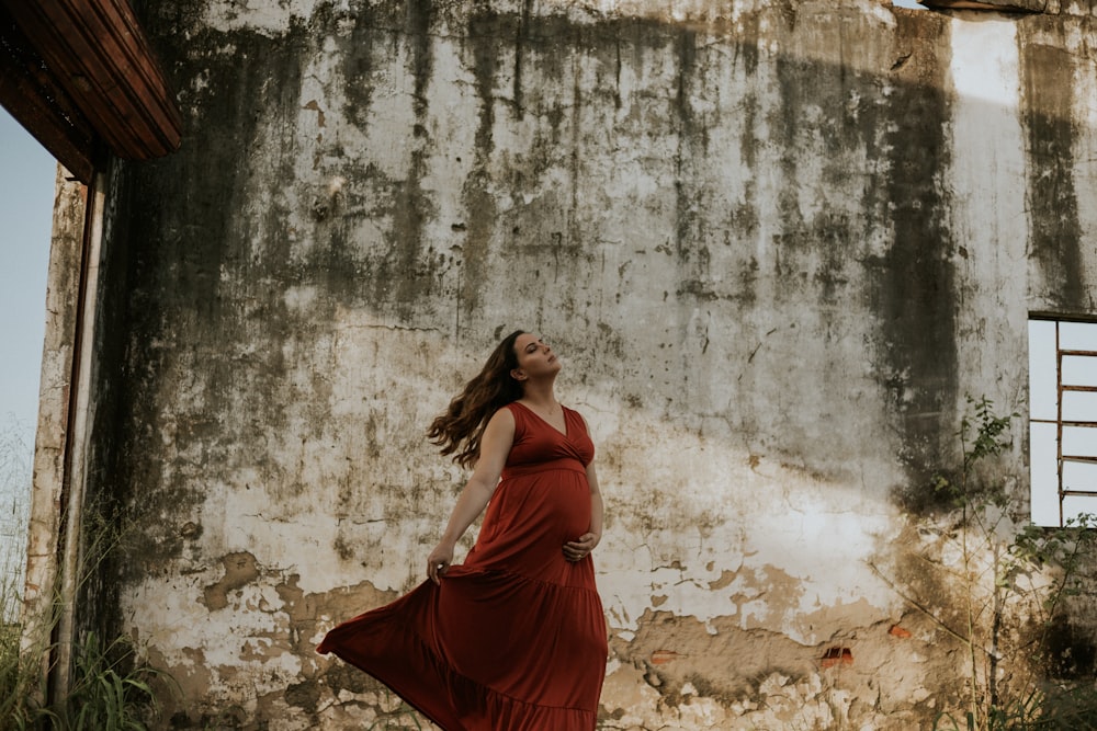 woman in red V-neck sleeveless dress