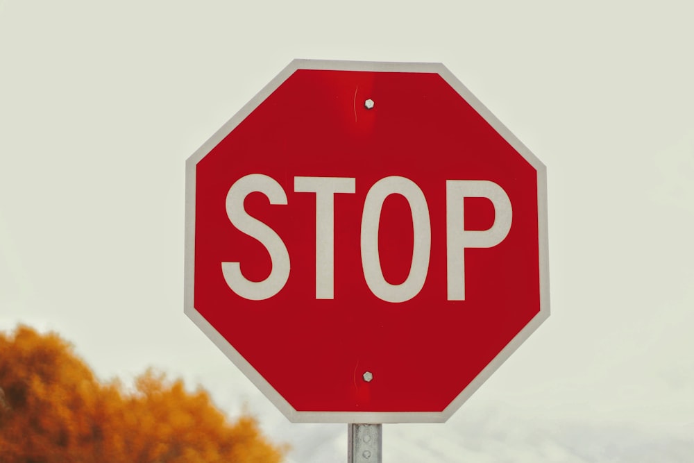 fotografia-selectiva de senalizacion de stop