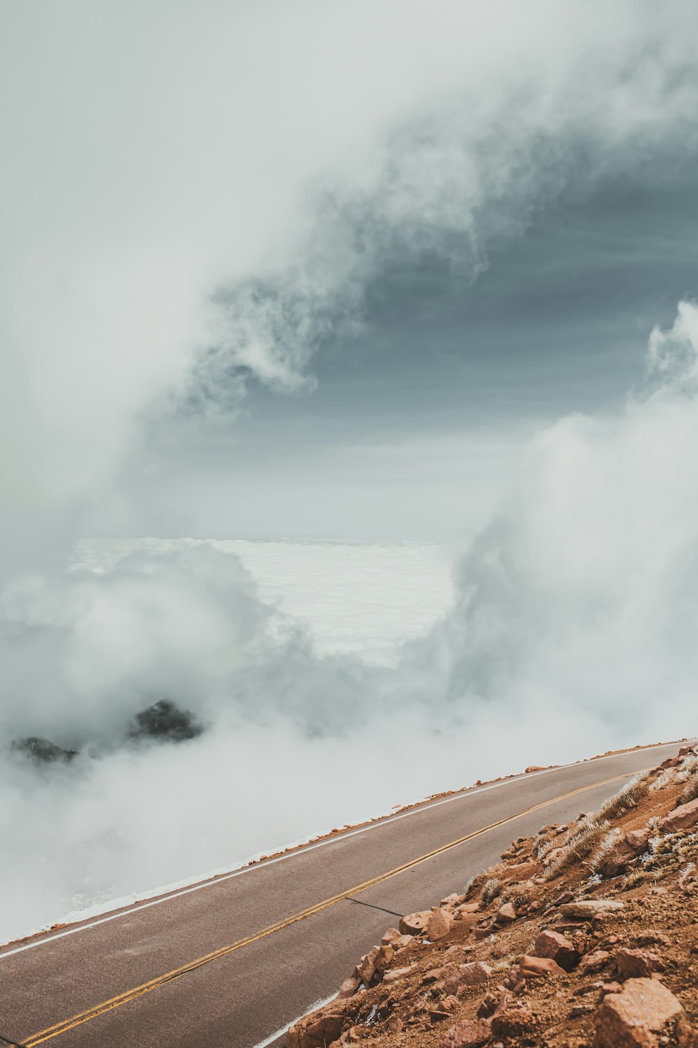 route sous ciel nuageux pendant la journée