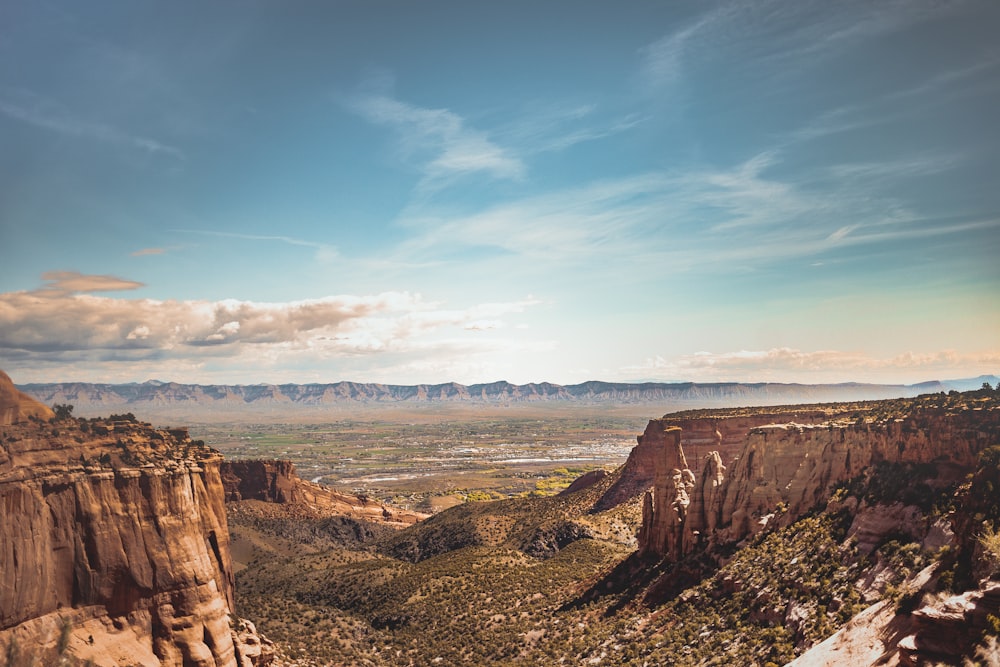 tierras baldías bajo el cielo azul