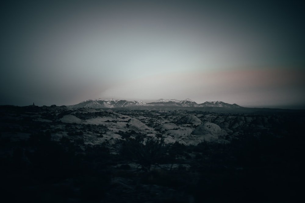 fotografia in scala di grigi di montagna coperta di neve