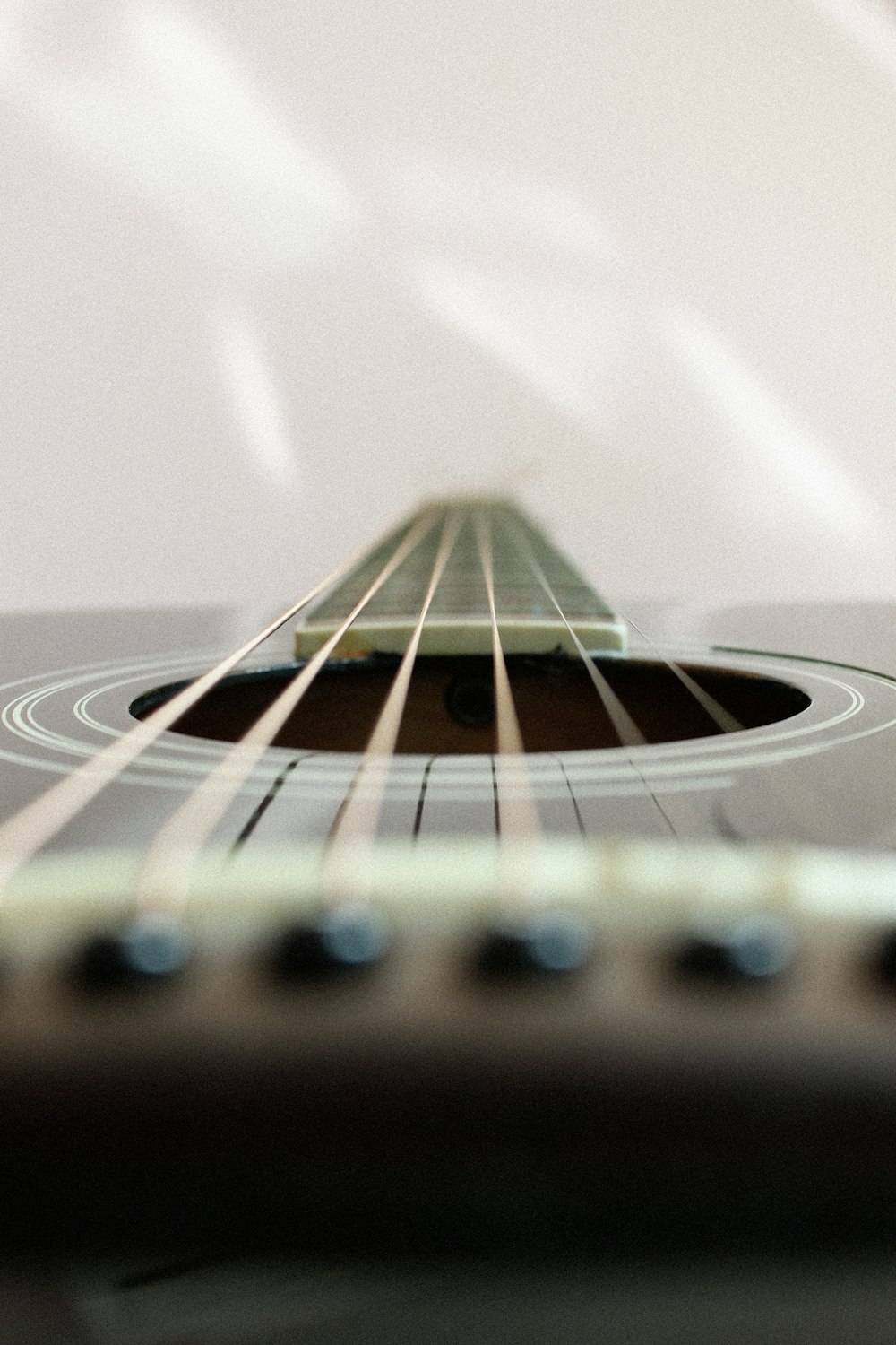close-up photography of guitar string