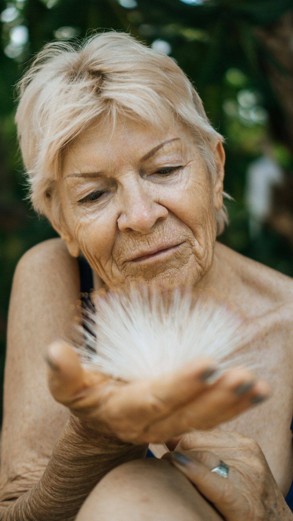 femme tenant une fourrure blanche