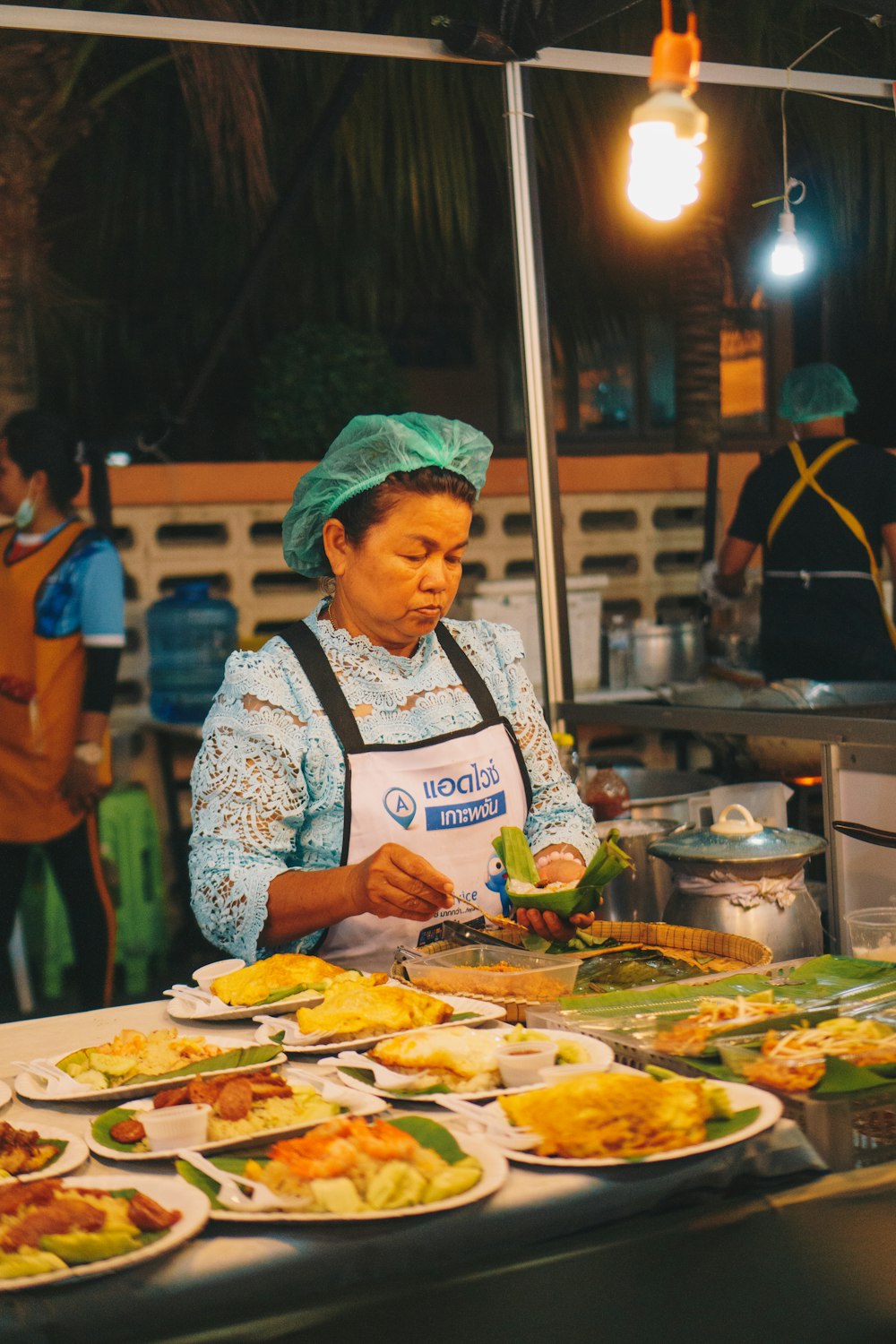 Mujer de pie cerca de la comida