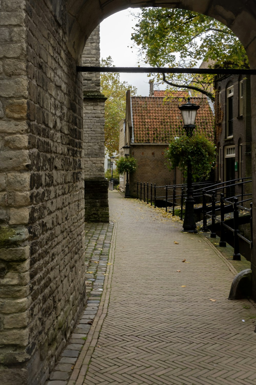 Rue entourée de murs de briques pendant la journée