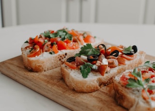 vegetable-toppes bread slices