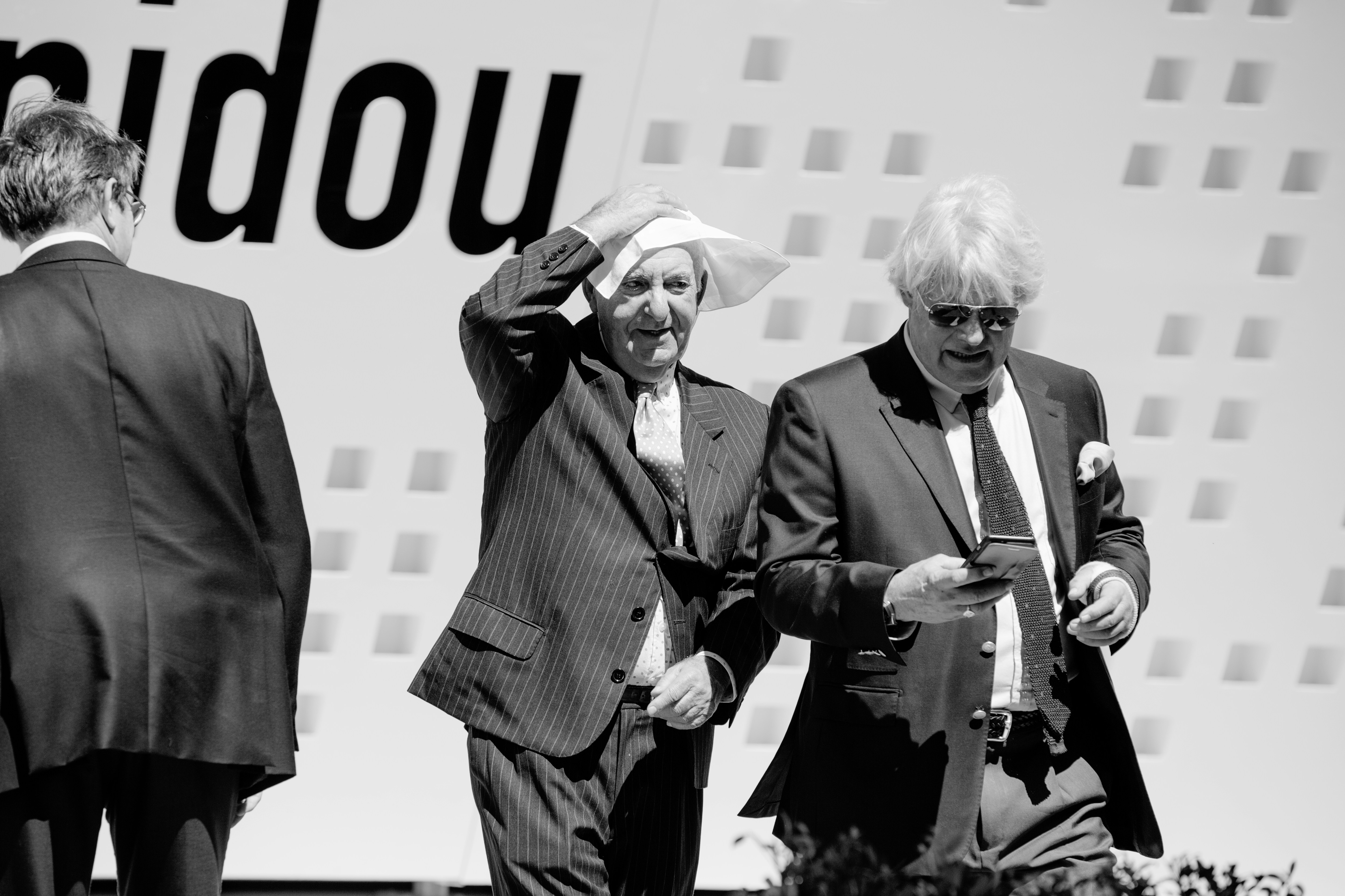 De buen grado se tomó este señor el calor cubriéndose la cabeza con un pañuelo. Y es que, a esa hora,  el sol era implacable el dia en que se inauguró el Centre Pompidou Málaga. Típica y tópica fotografía callejera.