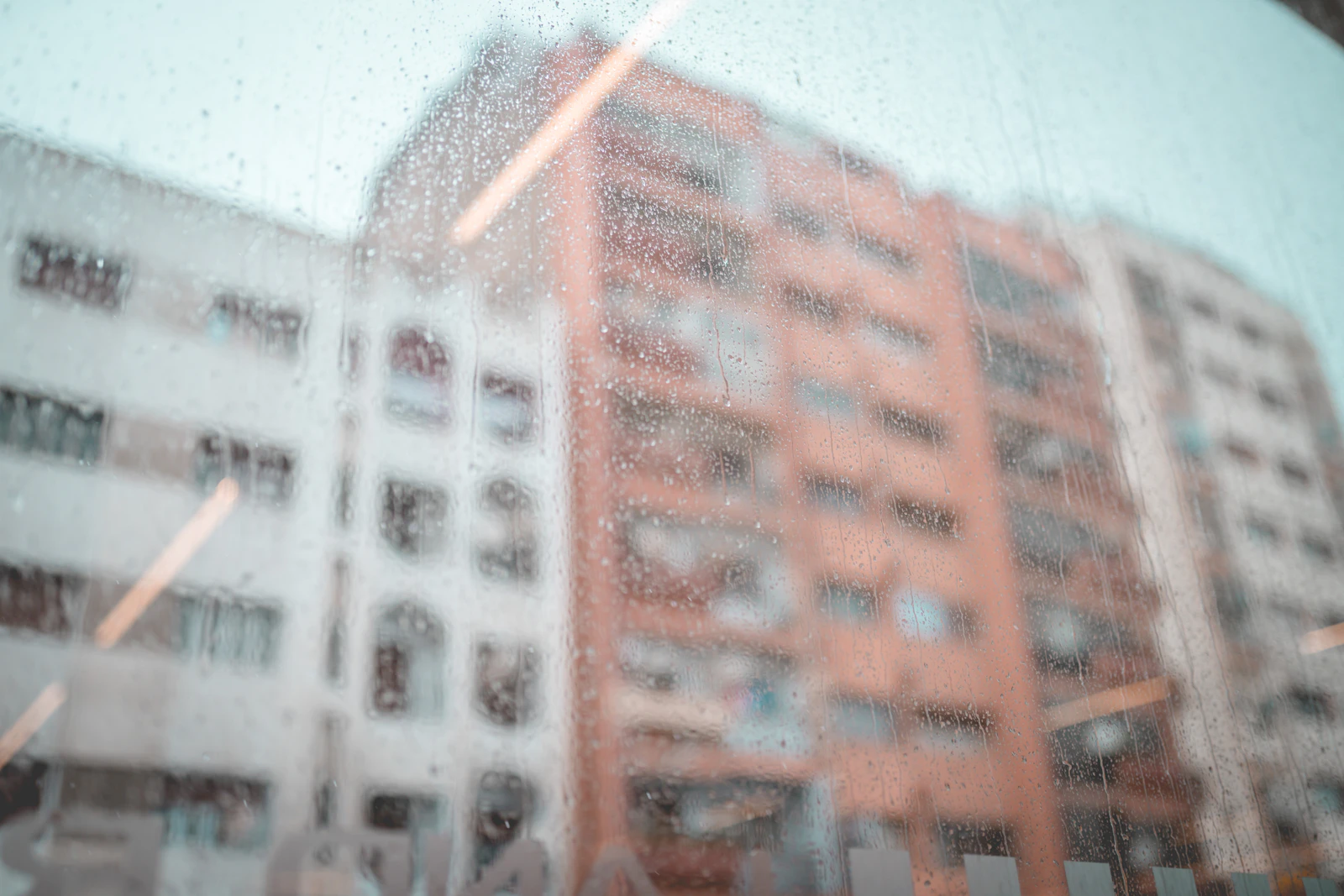 Vue extérieure d’un immeuble casablancais à travers une fenêtre