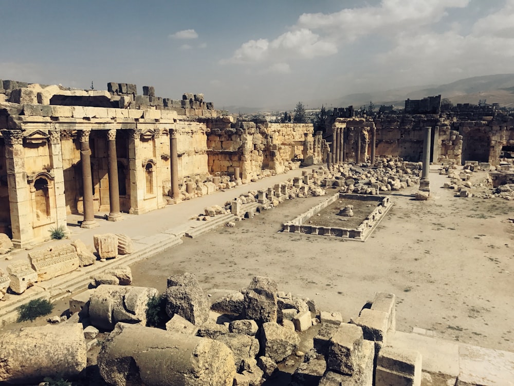 Ruinas de edificios griegos durante el día