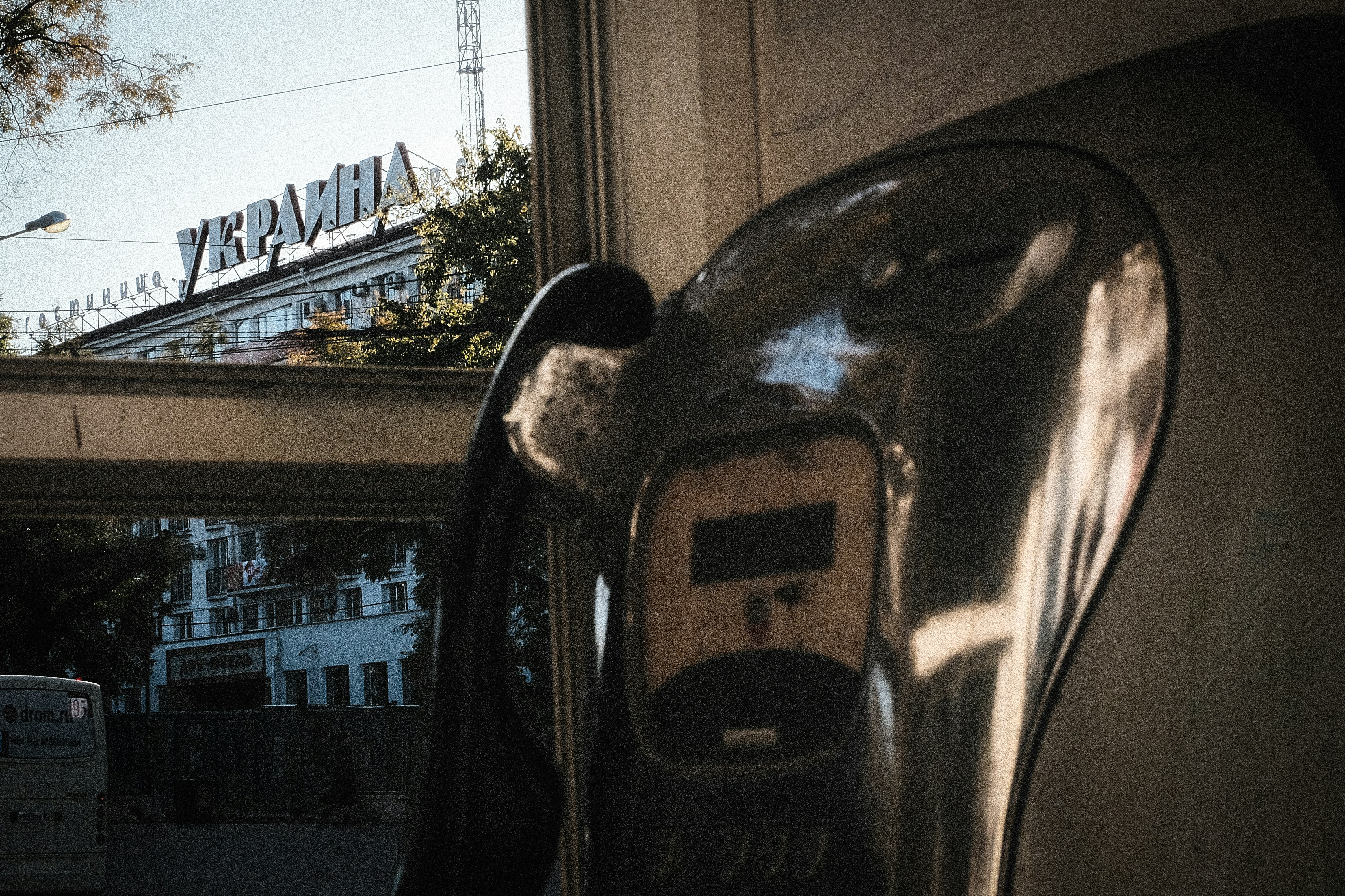 Close-up meteran parkir di depan gedung
