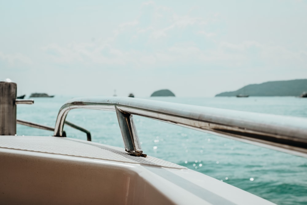 weißes Boot, das im Meer schwimmt