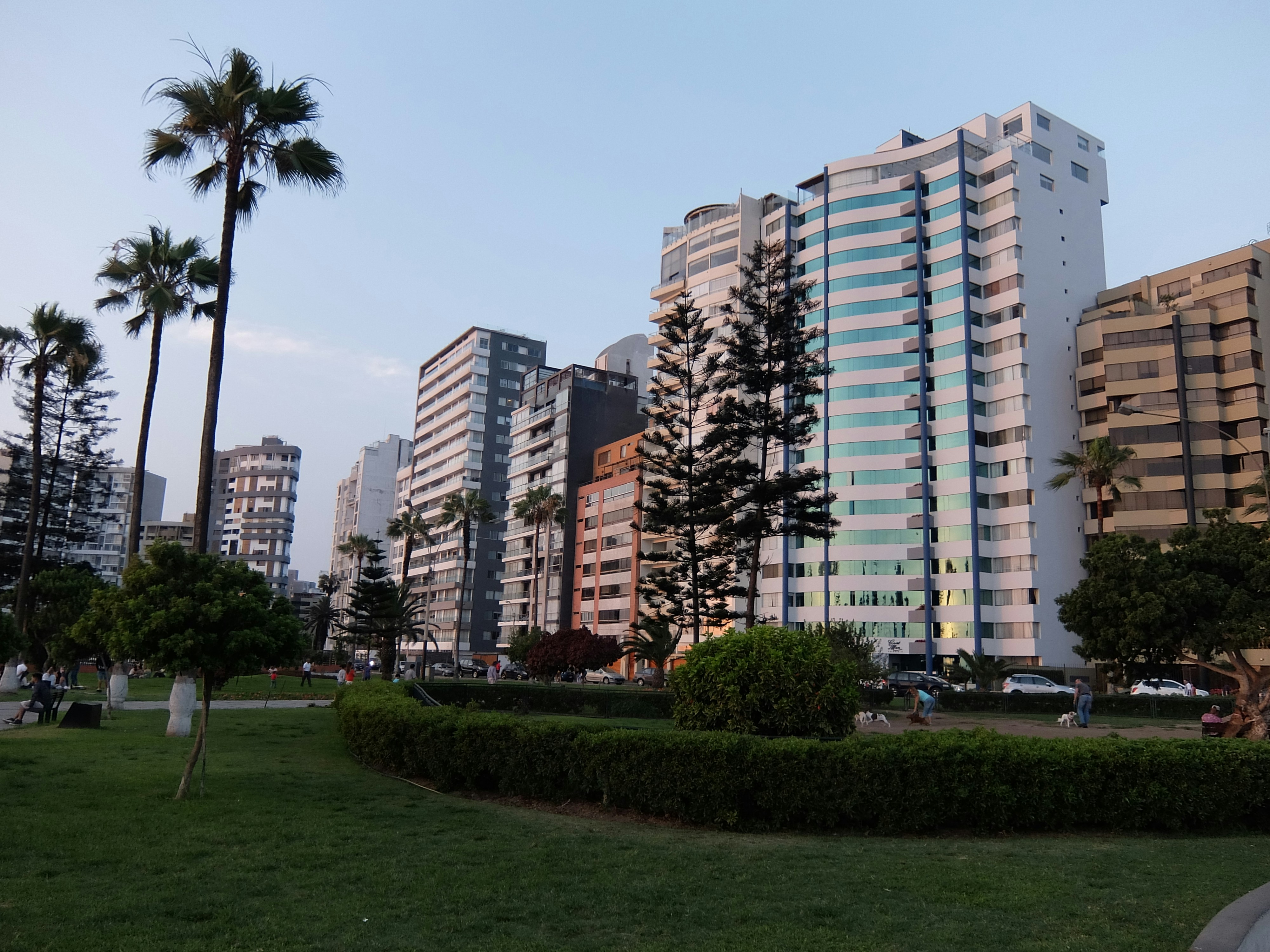 昼間の白いコンクリートの高層ビル