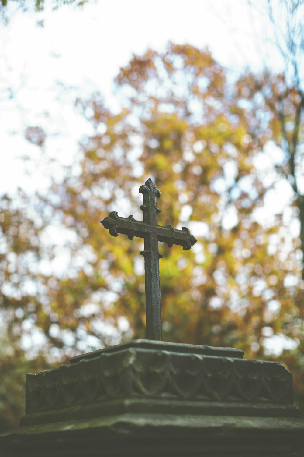 brown wooden cross close up photography