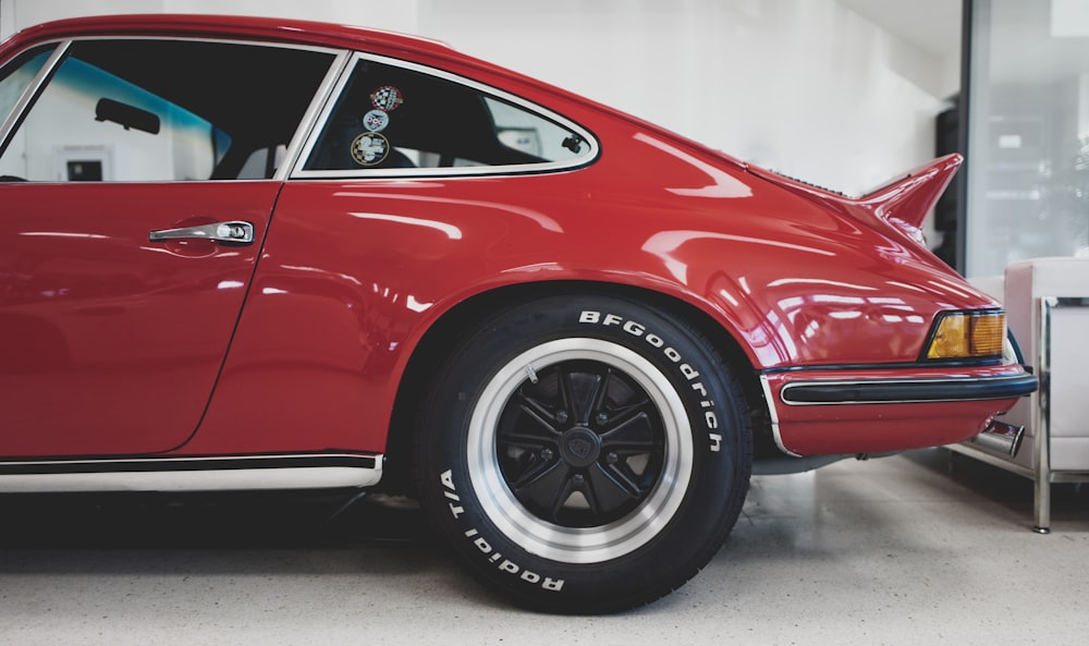 Coupé rojo aparcado