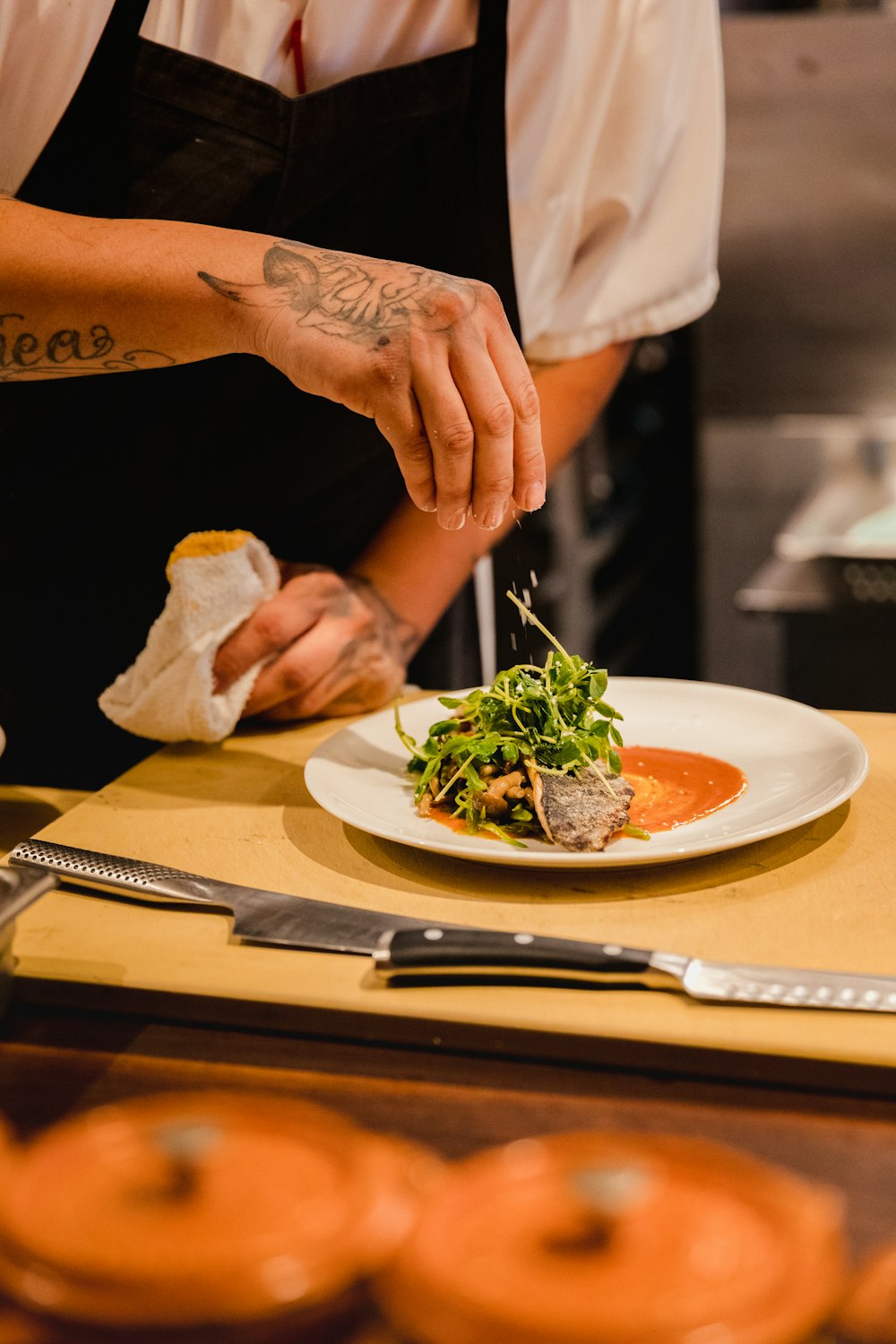 hombre de pie frente al plato con la verdura