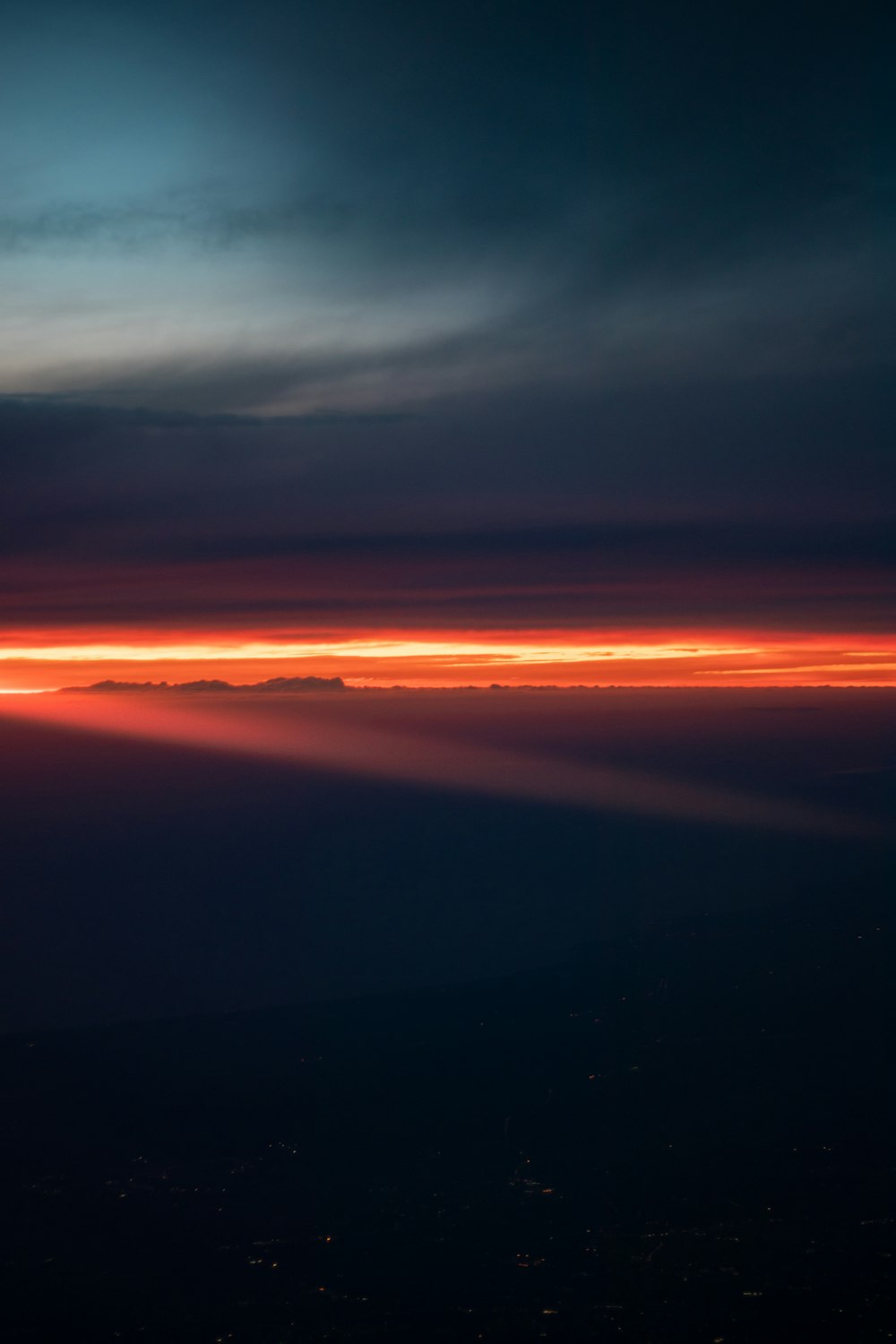 uma vista do céu de um avião