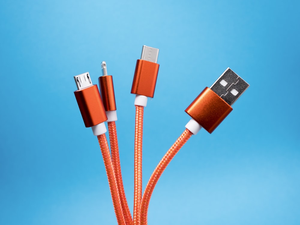 orangefarbene USB-Kabel
